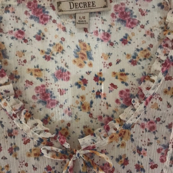 Decree Tops - Pretty sweet cream color with flowers $ 5...